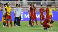 Mereka hanya bisa memandangi para pemain timnas Vietnam meraih medali emas SEA Games 2019.