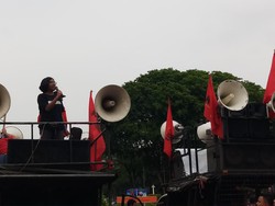 Demo Depan Istana, Ketua YLBHI Orasi soal Reformasi Dikorupsi