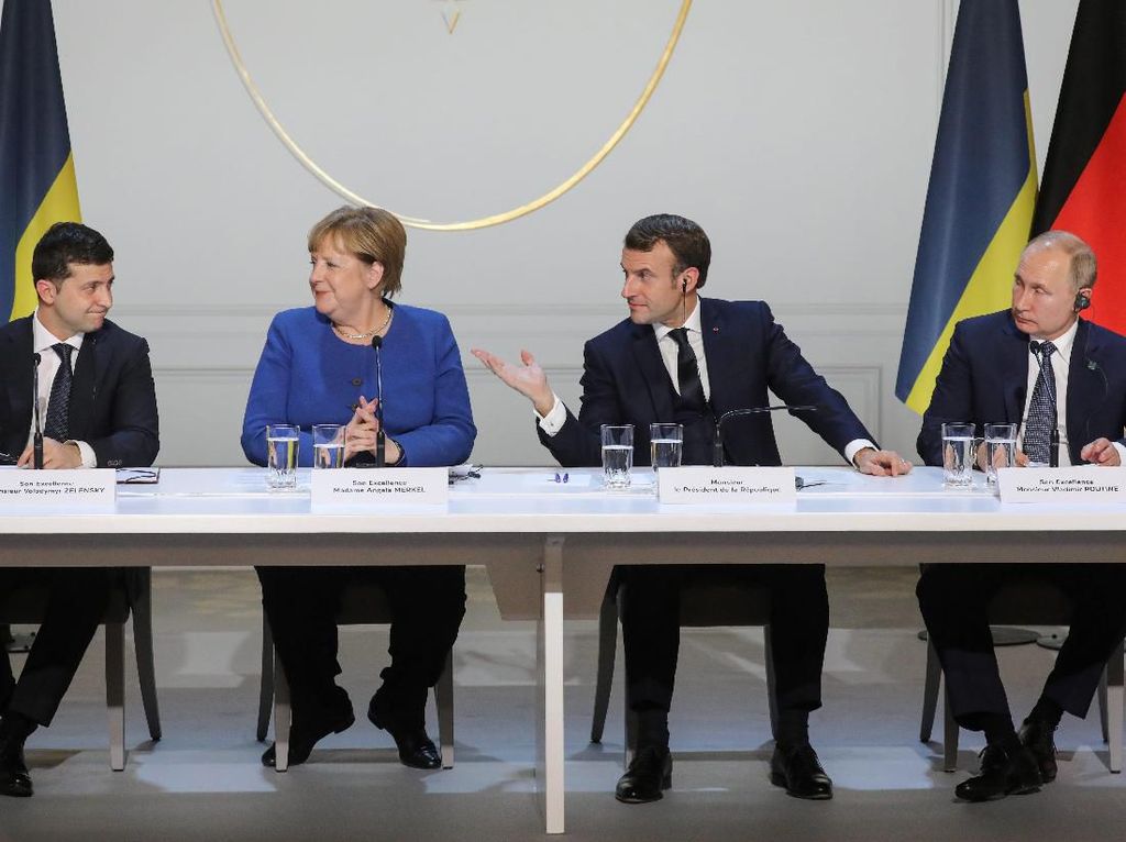 Zelensky dan Putin Sepakat Bangkitkan Upaya Damai untuk Ukraina Timur Zelensky dan Putin Sepakat Bangkitkan Upaya Damai untuk Ukraina Timur