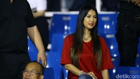 Sebelumnya wanita berdarah Jepang dan Kanada itu juga menonton langsung laga Indonesia vs Thailand dan Indonesia vs Vietnam dalam lanjutan penyisihan Grup B.