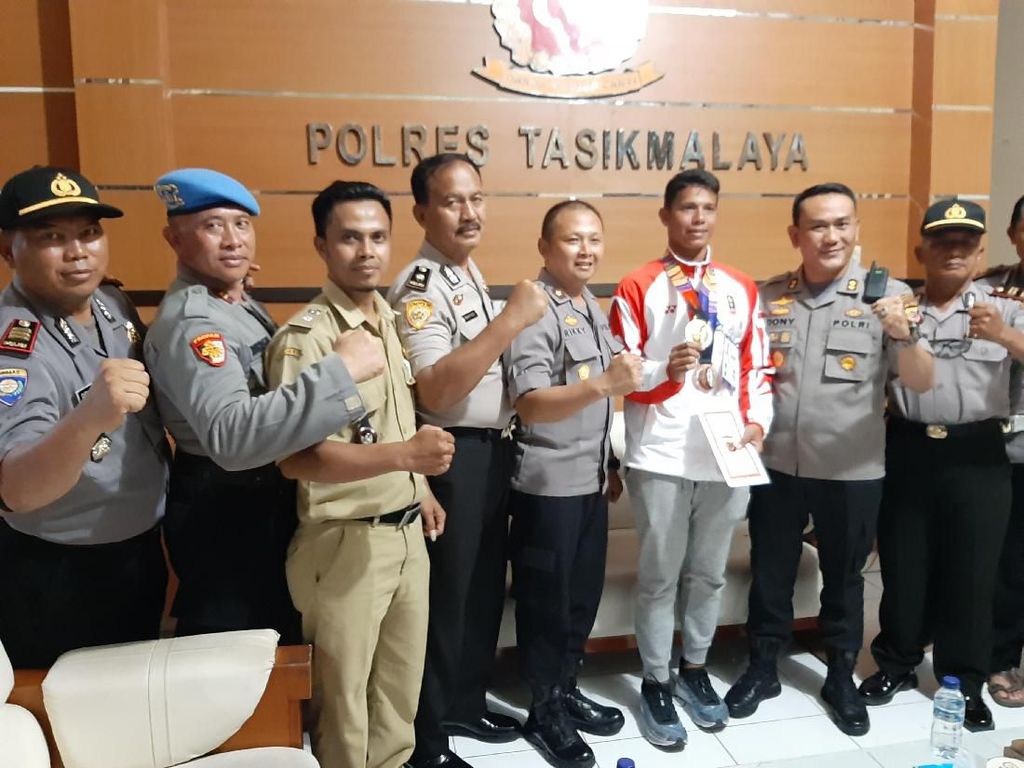 Peraih Emas Pentathlon SEA Games Pulang Kampung Naik Angkutan Umum Peraih Emas Pentathlon SEA Games Pulang Kampung Naik Angkutan Umum