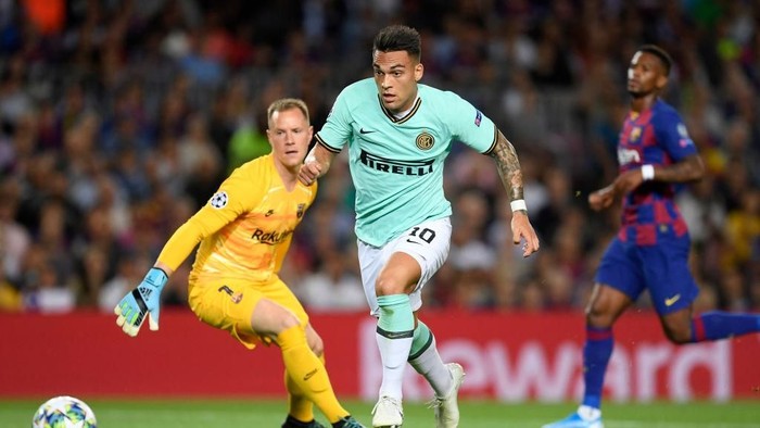 BARCELONA, SPAIN - OCTOBER 02: Lautaro Martinez of Inter Milan during the UEFA Champions League group F match between FC Barcelona and FC Internazionale at Camp Nou on October 02, 2019 in Barcelona, Spain. (Photo by Alex Caparros/Getty Images)