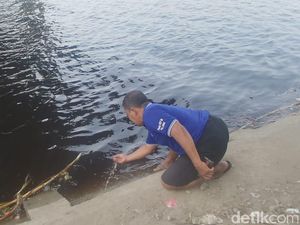 Air Bengawan Solo di Lamongan Berwarna Kehitaman