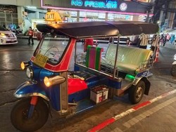 Tuk Tuk yang Ikonik Terpaksa Beralih Fungsi karena... Corona
