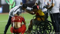 Osvaldo Haay juga tak kuasa menahan kesedihannya.