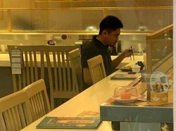 Guru Ini Asyik Makan Sendiri, Netizen: Makan Sendirian Bukan Berarti Kesepian