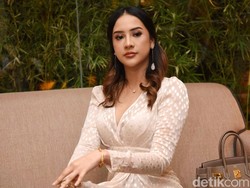 Pose Menggoda Anya Geraldine