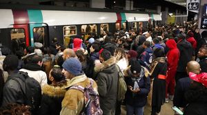Ada Mogok Kerja Massal, Warga Menumpuk di Stasiun Kereta Paris