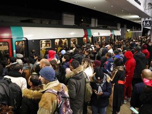 Ada Mogok Kerja Massal, Warga Menumpuk di Stasiun Kereta Paris