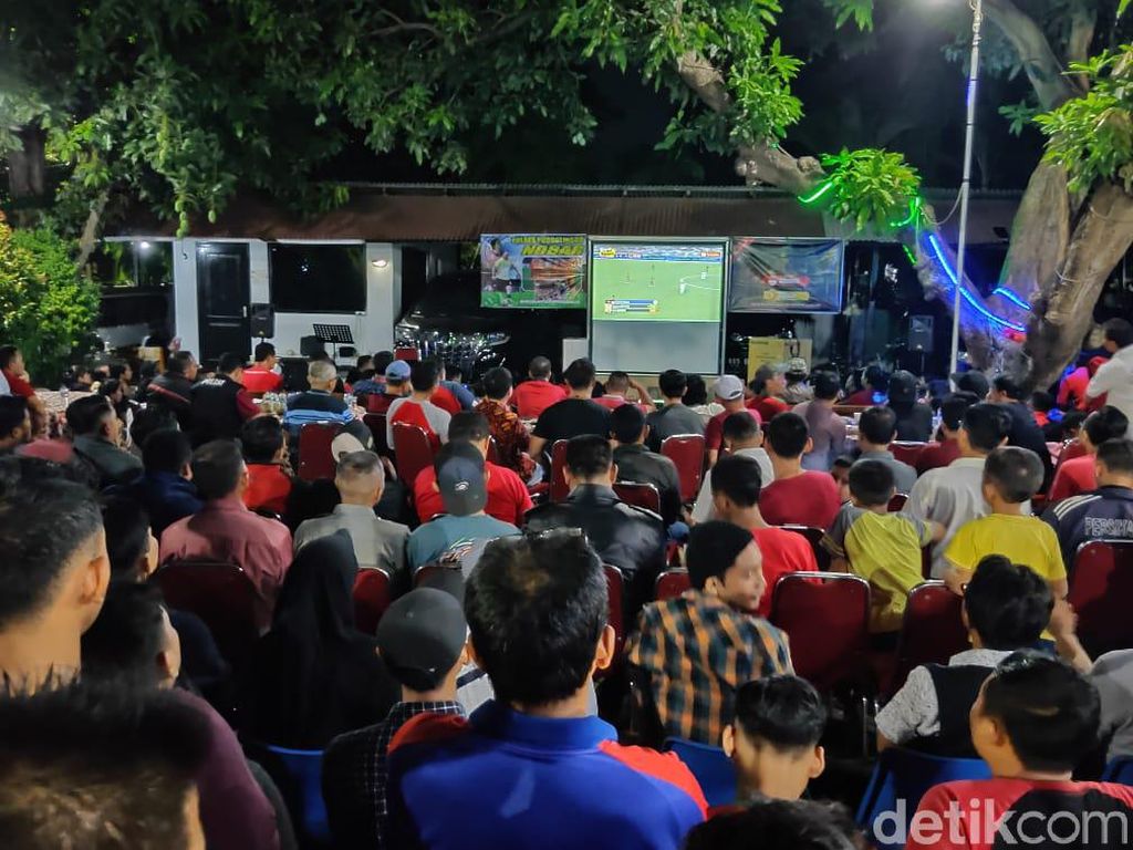 Ratusan Warga Probolinggo Nobar Final SEA Games 2019 di Rumah Kapolres Ratusan Warga Probolinggo Nobar Final SEA Games 2019 di Rumah Kapolres