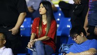 Dia juga mengenakan jersey timnas Indonesia.