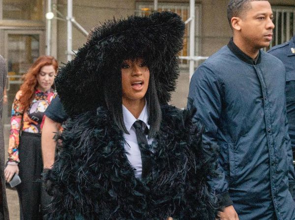 Ini Penampilan Cetar Cardi B Jelang Sidang