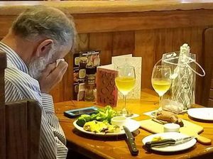 Miris! Kisah Sedih Para Orang Tua yang Makan Sendirian di Restoran