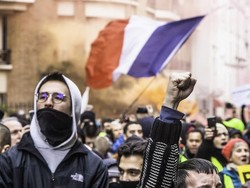 Macron Tetap Lanjutkan Perubahan Skema Pensiun di Tengah Aksi Penolakan