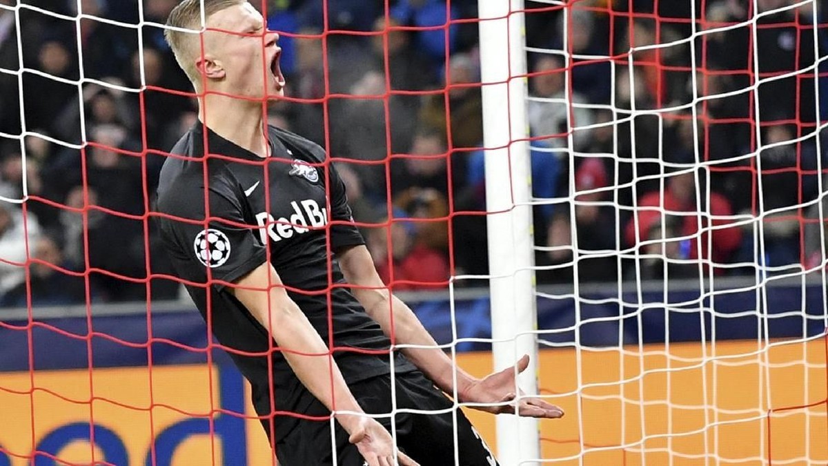 Erling Haaland meluapkan kekesalannya saat Red Bull Salzburg dikalahkan Liverpool (Foto: AP Photo/Kerstin Joensson)