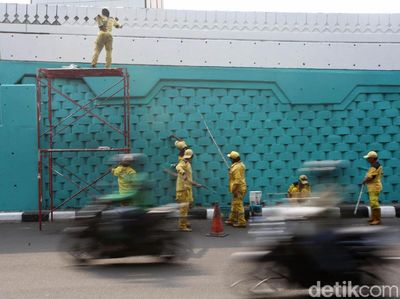 Aksi Petugas Bina Marga Warnai Tembok JLNT Antasari
