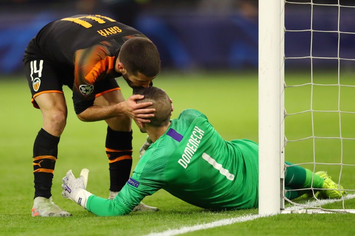 Valencia keluar dari lubang jarum untuk lolos ke 16 besar usai mengalahkan Ajax Amsterdam (Foto: Dean Mouhtaropoulos/Getty Images)