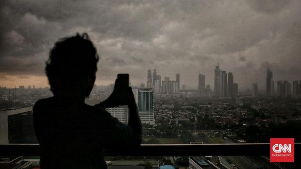 The view when cloudy clouds covered the Jakarta area.  Wednesday (11/12/2019).  The Agency for Meteorology, Climatology and Geophysics (BMKG) estimates that the peak of the rainy season will take place from February 2020 in the DKI Jakarta area.  Although it has not yet entered the peak of the rainy season, BMKG urges the public to be aware of the potential for flooding from the current transition period.  CNN Indonesia / Andry Novelino