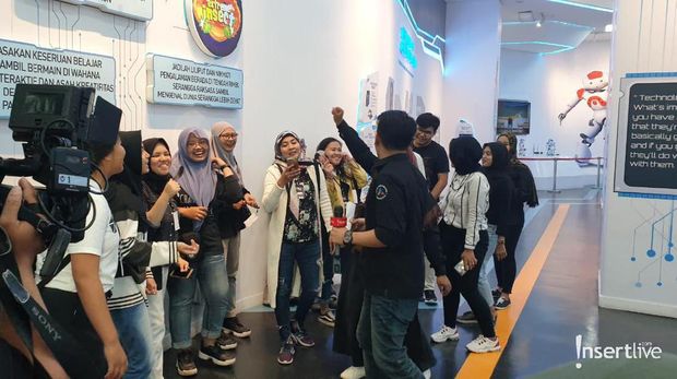 Keseruan EXO-L di Trans Studio Cibubur