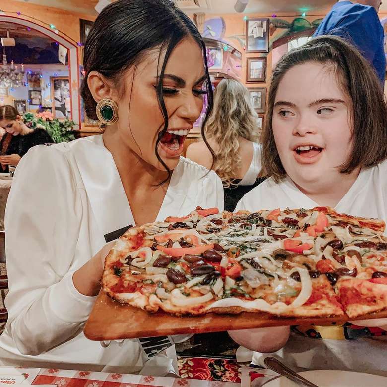What better way to welcome December than meet my instant bestie and make pizza with her! 🍕 Thank you @bestbuddies for the opportunity to bond with these amazing sweet kids and cheers on your 30th year! tulisnya di Instagramnya. Foto: Instagram @gazinii