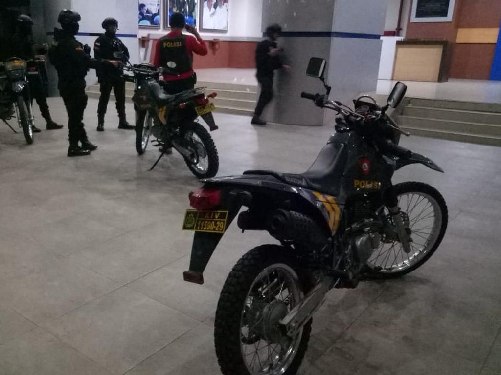 Bentrok di Kampus Unismuh Makassar, 4 Orang Mahasiswa Diamankan Bentrok di Kampus Unismuh Makassar, 4 Orang Mahasiswa Diamankan