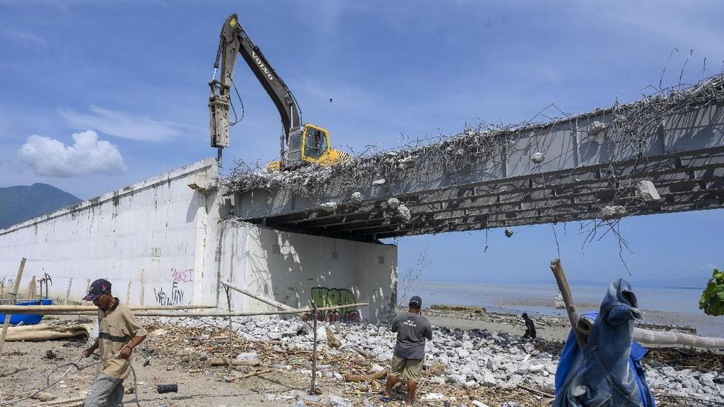 Akan Direkonstruksi, Jembatan Palu IV Mulai Dihancurkan Akan Direkonstruksi, Jembatan Palu IV Mulai Dihancurkan