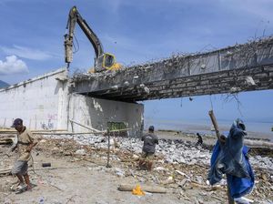 Akan Direkonstruksi, Jembatan Palu IV Mulai Dihancurkan Akan Direkonstruksi, Jembatan Palu IV Mulai Dihancurkan