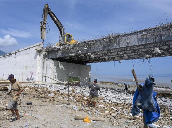 Akan Direkonstruksi, Jembatan Palu IV Mulai Dihancurkan