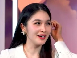 Mobil Mahalnya Penyok karena Nabrak, Sandra Dewi: Nggak Apa-apa