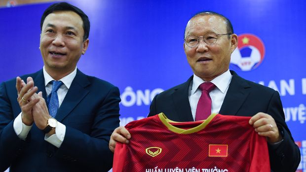 Vietnam's South Korean head coach Park Hang-seo (R) and Vice President of Vietnam Football Federation, Tran Quoc Tuan (L) attend a signing ceremony in Hanoi on November 7, 2019. Vietnam Football Federation renewed the contract of Park Hang-seo, head coach of the men's national football team. Nhac NGUYEN / AFP