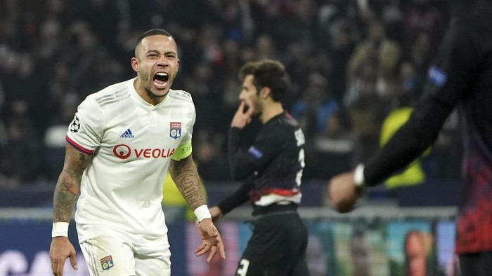 Lyons Memphis Depay celebrates at the end of the match during the group G Champions League soccer match between Lyon and RB Leipzig at the Lyon Olympic Stadium in Decines, outside Lyon, France, Tuesday, Dec. 10, 2019. (AP Photo/Laurent Cipriani)