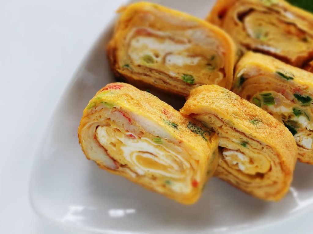 Yuk, Bikin Omelet Gulung Jepang yang Lembut Buat Sarapan!