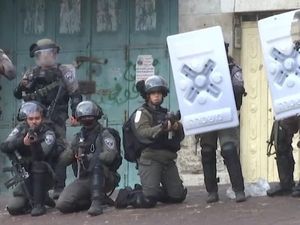 Warga Palestina Protes Israel Menduduki Wilayah Hebron Warga Palestina Protes Israel Menduduki Wilayah Hebron