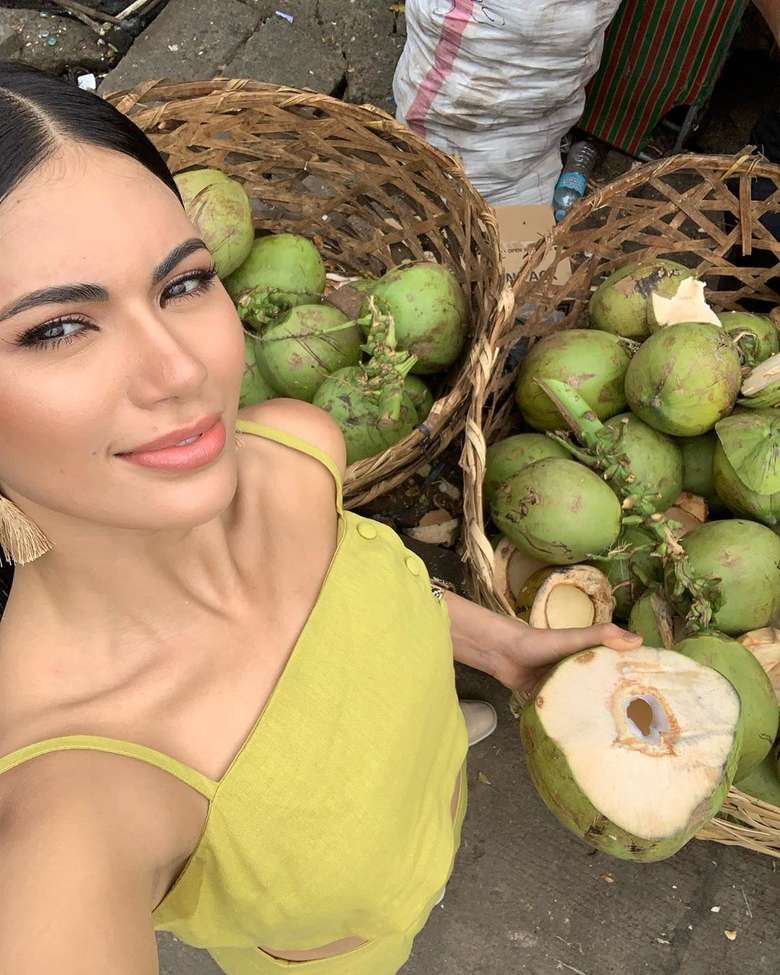 Model cantik berusia 25 tahun ini, terkenal aktif mengunggah berbagai kegiatannya di akun Instagramnya. Salah satunya saat menikmati kelapa segar yang ada di pasar. Foto: Instagram @gazinii