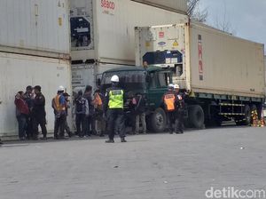 Seorang Sopir Tewas Terjepit Kontainer dan Truk Saat Hendak Kencing Seorang Sopir Tewas Terjepit Kontainer dan Truk Saat Hendak Kencing