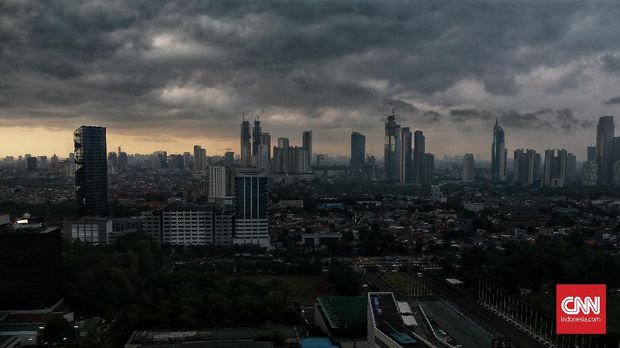 Pemandangan saat awan mendung menyelimuti wilayah Jakarta. Rabu (11/12/2019). Badan Meteorologi, Klimatologi, dan Geofisika (BMKG) memperkirakan puncak musim hujan akan berlangsung mulai Februari 2020 di wilayah DKI Jakarta. Meski belum memasuki puncak musim hujan, BMKG mengimbau masyarakat tetap mewaspadai potensi banjir sejak masa transisi saat ini.  CNN Indonesia/Andry Novelino
