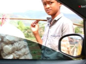 Bikin Haru! Bocah SD Ini Jual Kerupuk Karena Ingin Punya Celana Dalam Bikin Haru! Bocah SD Ini Jual Kerupuk Karena Ingin Punya Celana Dalam