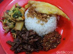 Nasi Uduk Janda: Gurihnya Nasi Uduk Plus Puluhan Lauk Incaran Mahasiswa