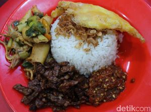 Nasi Uduk Janda: Gurihnya Nasi Uduk Plus Puluhan Lauk Incaran Mahasiswa Nasi Uduk Janda: Gurihnya Nasi Uduk Plus Puluhan Lauk Incaran Mahasiswa