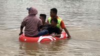 Korban Banjir di Kabupaten Lima Puluh Kota Dievakuasi