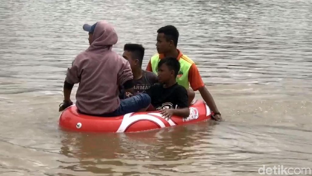 Korban Banjir di Kabupaten Lima Puluh Kota Dievakuasi Korban Banjir di Kabupaten Lima Puluh Kota Dievakuasi