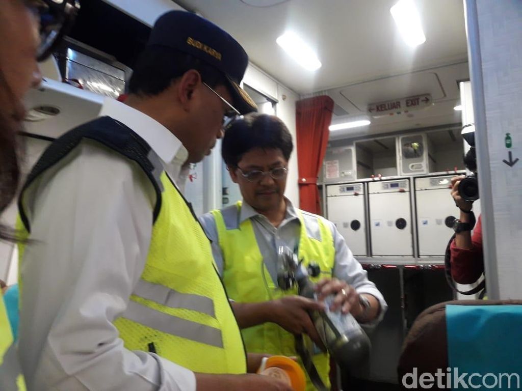 Jelang Libur Natal-Tahun Baru, Menhub Tinjau Ramp Check Pesawat di Soetta Jelang Libur Natal-Tahun Baru, Menhub Tinjau Ramp Check Pesawat di Soetta