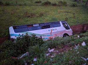 Ngebut, Bus Terperosok di Jalur Lingkar Selatan Sukabumi