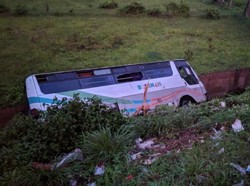 Ngebut, Bus Terperosok di Jalur Lingkar Selatan Sukabumi