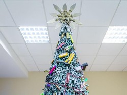 Unik! Bandara Pajang Pohon Natal dari Benda Sitaan yang Dilarang Masuk Pesawat