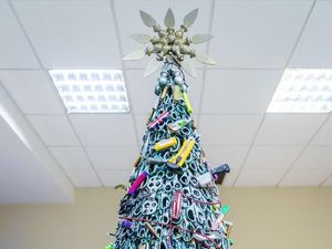 Unik! Bandara Pajang Pohon Natal dari Benda Sitaan yang Dilarang Masuk Pesawat Unik! Bandara Pajang Pohon Natal dari Benda Sitaan yang Dilarang Masuk Pesawat