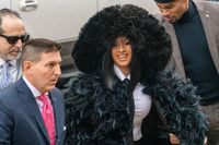 Cardi B Disiram Air Saat Manggung, Langsung Balas Lempar Mikrofon Ke ...