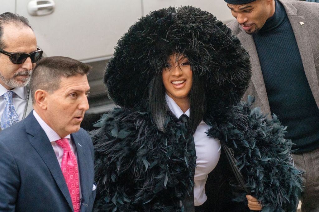 Cardi B Disiram Air Saat Manggung, Langsung Balas Lempar Mikrofon Ke 