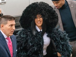Syahrini Lewat, Heboh Penampilan Cardi B saat Sidang