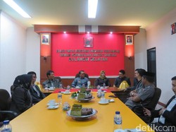 Hadiri Paripurna DPRD, Gubernur Sulsel Kunjungi Ruang F-PDIP